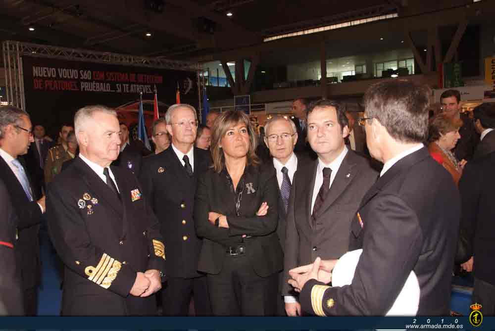 El Almirante General Jefe de Estado Mayor de la Armada, el Alcalde de Barcelona y la Alcaldesa de L’Hospitalet visitan el stand de la Armada